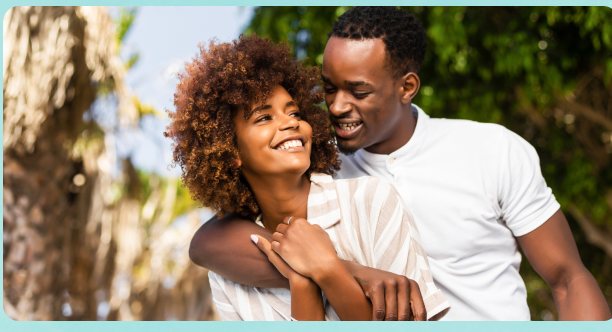 Couple souriant en extérieur