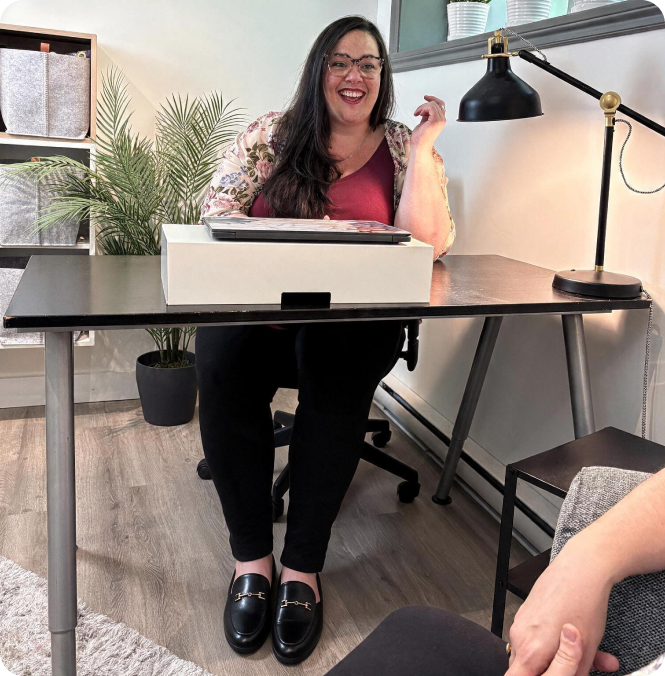 Émilie Fillion dans son bureau de consultation