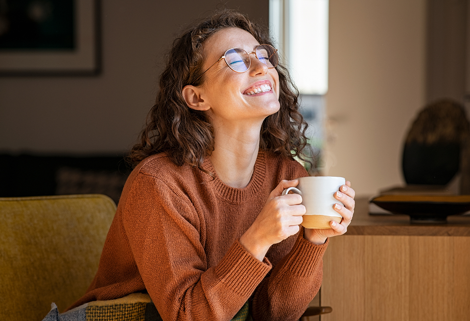 Une femme sereine savoure un café